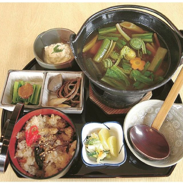 山菜たっぷり鏡ヶ池定食1,240円　